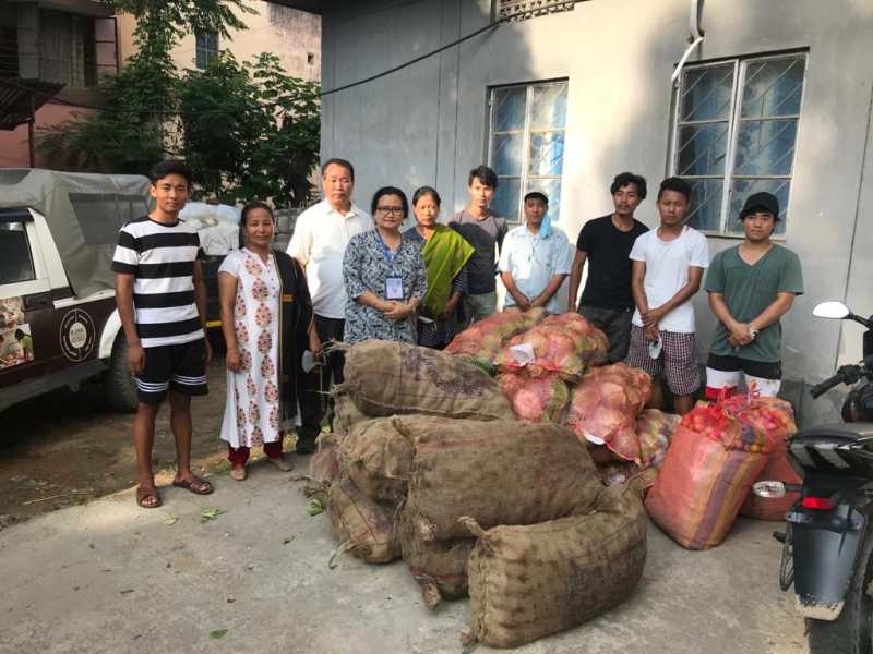Mao Hoho Dimapur donated potatoes, cabbage and plum acquired from Mao Villages to frontliners of Dimapur in Ganeshnagar QC, DC Office, Police Commissionerate, CMO Office and EAC Chümoukedima to acknowledge their selfless service during the COVID-19 Pandemic on June 20. (Photo Courtesy: Mao Hoho Dimapur)